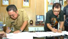 Wali Kota Pematangsiantar Wesly Silalahi, S.H., M.Kn. menandatangani perjanjian kerja sama tersebut bersama Pimpinan PT Unitwin Indonesia Dr. H. Rahmat Shah di ruang kerja wali kota, lantai II Balai Kota Pematangsiantar, Jalan Merdeka, Senin (31/8/2026) pagi.