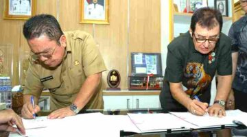 Wali Kota Pematangsiantar Wesly Silalahi, S.H., M.Kn. menandatangani perjanjian kerja sama tersebut bersama Pimpinan PT Unitwin Indonesia Dr. H. Rahmat Shah di ruang kerja wali kota, lantai II Balai Kota Pematangsiantar, Jalan Merdeka, Senin (31/8/2026) pagi.