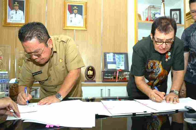 Wali Kota Pematangsiantar Wesly Silalahi, S.H., M.Kn. menandatangani perjanjian kerja sama tersebut bersama Pimpinan PT Unitwin Indonesia Dr. H. Rahmat Shah di ruang kerja wali kota, lantai II Balai Kota Pematangsiantar, Jalan Merdeka, Senin (31/8/2026) pagi.