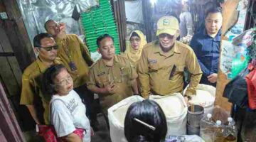Pemko Pematangsiantar melakukan sidak pangan untuk memantau harga beras, ayam, stok Bulog, dan distribusi guna menjaga pasokan serta mengendalikan inflasi.