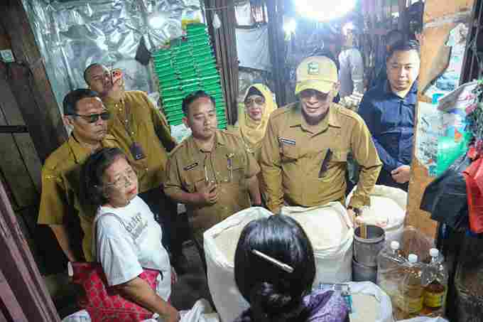 Pemko Pematangsiantar melakukan sidak pangan untuk memantau harga beras, ayam, stok Bulog, dan distribusi guna menjaga pasokan serta mengendalikan inflasi.
