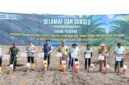 Bupati Asahan Taufik Zainal Abidin, S.Sos., M.Si., melakukan penanaman perdana bibit kelapa sawit melalui Program Peremajaan Sawit Rakyat (PSR) pola kemitraan sekaligus intercropping padi gogo di Desa Gotting Sodadi, Kecamatan Bandar Pasir Mandoge, Kabupaten Asahan, Senin (31/8/2026) sekitar pukul 09.00 WIB.
