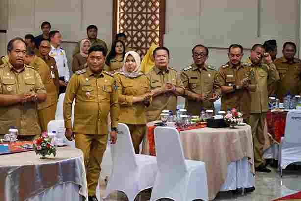 Wali Kota Pematangsiantar Wesly Silalahi, S.H., M.Kn., menghadiri Rapat Koordinasi Optimalisasi Pendapatan Asli Daerah (PAD) dan Penyaluran Dana Bagi Hasil (DBH) Pajak Provinsi kepada kabupaten/kota se-Sumatera Utara. Kegiatan tersebut berlangsung di Aula Raja Inal Siregar, Kantor Gubernur Sumatera Utara, Jalan Diponegoro, Medan, Senin (31/8/2026) sore.