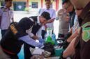Personel Polres Belawan memeriksa barang bukti yang akan dimusnahkan. 