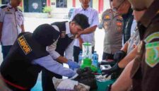 Personel Polres Belawan memeriksa barang bukti yang akan dimusnahkan. 