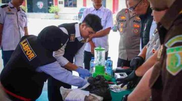 Personel Polres Belawan memeriksa barang bukti yang akan dimusnahkan. 