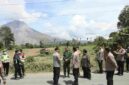 Kapolda Sumut Irjen Pol. Whisnu Hermawan Februanto meninjau Gunung Sinabung pascaerupsi