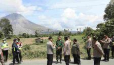 Kapolda Sumut Irjen Pol. Whisnu Hermawan Februanto meninjau Gunung Sinabung pascaerupsi