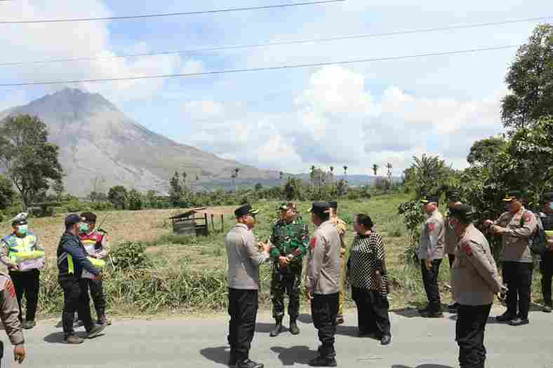 Kapolda Sumut Irjen Pol. Whisnu Hermawan Februanto meninjau Gunung Sinabung pascaerupsi