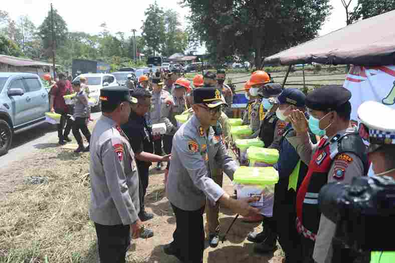 Kapolda Sumut Irjen Pol. Whisnu Hermawan meninjau Karo pascaerupsi Gunung Sinabung dan memastikan kesiapan personel di Posko Siaga Bencana.