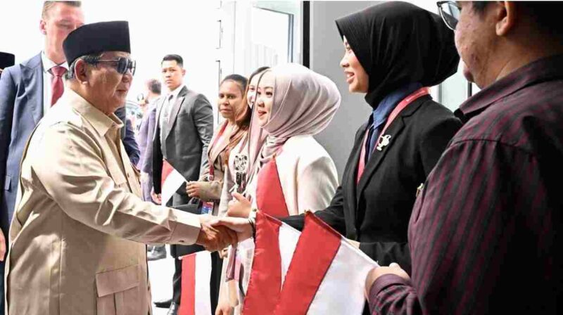 Mahasiswa Indonesia menyambut hangat Presiden Prabowo Subianto di Vladivostok, Rusia.