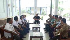 Bupati Asahan Taufik Zainal Abidin, S.Sos., M.Si., menerima kunjungan Kepala Stasiun Pengawasan dan Pengujian Mutu Hasil Kelautan dan Perikanan (PPMHKP) Tanjung Balai Asahan, Aan Fibro Widodo, beserta rombongan di Rumah Dinas Bupati Asahan, Kamis (3/9/2026) sekitar pukul 10.00 WIB.