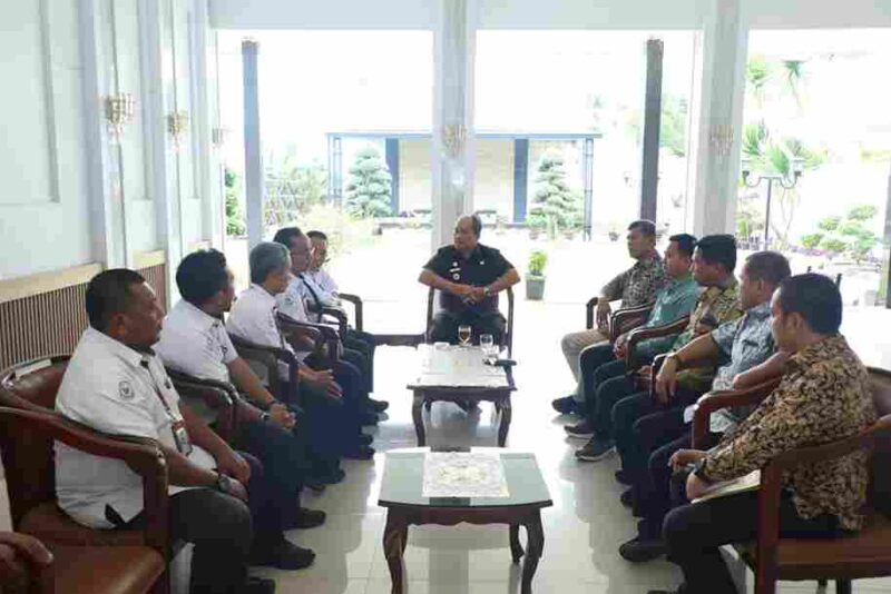 Bupati Asahan Taufik Zainal Abidin, S.Sos., M.Si., menerima kunjungan Kepala Stasiun Pengawasan dan Pengujian Mutu Hasil Kelautan dan Perikanan (PPMHKP) Tanjung Balai Asahan, Aan Fibro Widodo, beserta rombongan di Rumah Dinas Bupati Asahan, Kamis (3/9/2026) sekitar pukul 10.00 WIB.