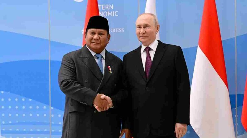 Prabowo dan Vladimir Putin bertemu di Vladivostok untuk memperkuat hubungan strategis Indonesia-Rusia.