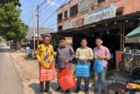 Lizera Coffee bersama DPC PJS Labuhanbatu menggelar Jumat Berkah dengan membagikan paket nasi kepada pengguna jalan di Rantauprapat.