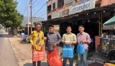 Lizera Coffee bersama DPC PJS Labuhanbatu menggelar Jumat Berkah dengan membagikan paket nasi kepada pengguna jalan di Rantauprapat.