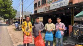 Lizera Coffee bersama DPC PJS Labuhanbatu menggelar Jumat Berkah dengan membagikan paket nasi kepada pengguna jalan di Rantauprapat.