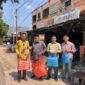 Lizera Coffee bersama DPC PJS Labuhanbatu menggelar Jumat Berkah dengan membagikan paket nasi kepada pengguna jalan di Rantauprapat.