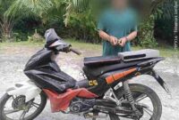 terduga pelaku bersama sejumlah barang bukti hasil pencurian.