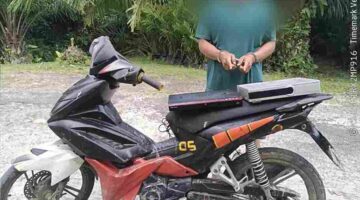 terduga pelaku bersama sejumlah barang bukti hasil pencurian.