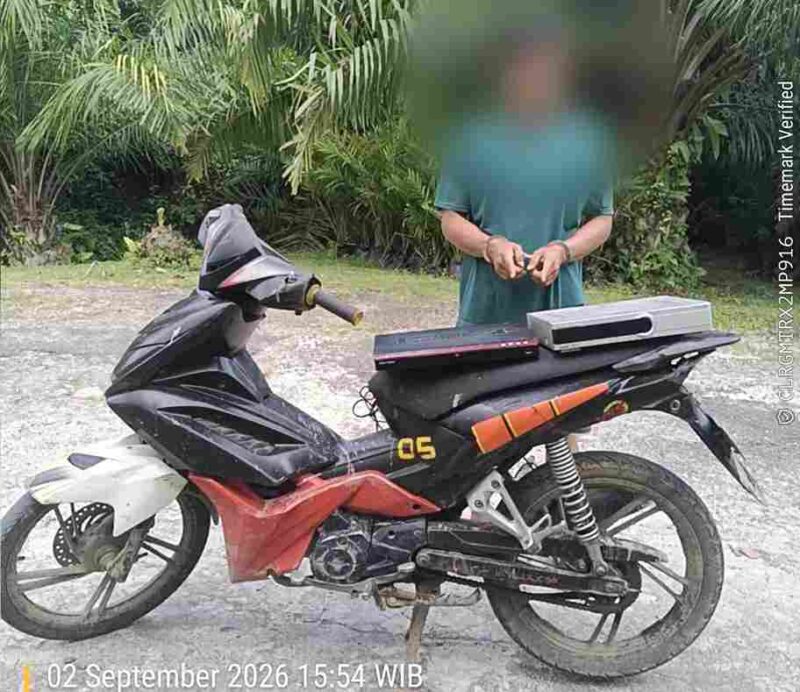 terduga pelaku bersama sejumlah barang bukti hasil pencurian.