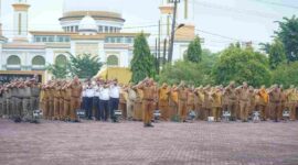 Wakil Bupati Asahan, Rianto, S.H., M.A.P., memimpin Apel Gabungan di lingkungan Pemerintah Kabupaten Asahan yang berlangsung di halaman Kantor Bupati Asahan Senin (07/09/2026).