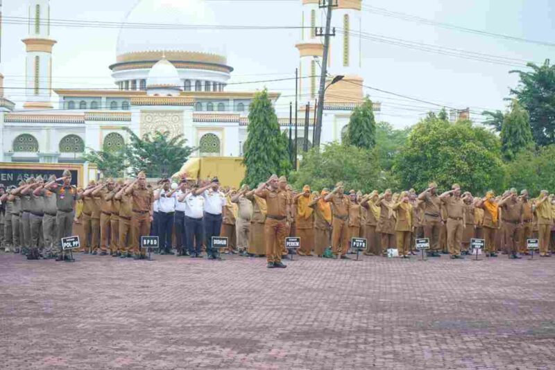Wakil Bupati Asahan, Rianto, S.H., M.A.P., memimpin Apel Gabungan di lingkungan Pemerintah Kabupaten Asahan yang berlangsung di halaman Kantor Bupati Asahan Senin (07/09/2026).