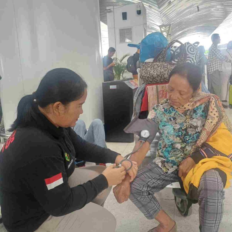layanan kesehatan bagi penumpang terdampak pembatalan penerbangan di Kualanamu akibat aktivitas erupsi Anak Krakatau.