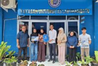 : Doni Pinayungan Nasution memberikan beasiswa penuh kepada lima calon mahasiswa Universitas Labuhanbatu untuk mendukung pendidikan tinggi.