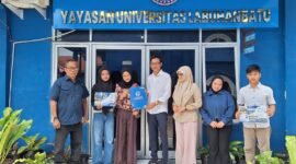 : Doni Pinayungan Nasution memberikan beasiswa penuh kepada lima calon mahasiswa Universitas Labuhanbatu untuk mendukung pendidikan tinggi.