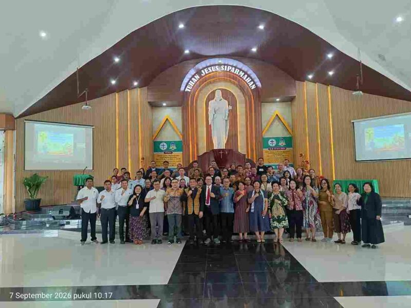 Foto bersama Panitia dan peserta Sharing Meeting bertajuk “Gereja dan Pekerja Migran” yang digelar di GKPS Paniel, Jalan Pdt. J. Wismar Saragih, Kota Pematangsiantar, pada Senin, 7 September 2026.