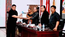 Bupati Samosir Vandiko T. Gultom menyampaikan Nota Pengantar Rancangan Perubahan Kebijakan Umum Anggaran (P-KUA) dan Rancangan Perubahan Prioritas Plafon Anggaran Sementara (P-PPAS) Tahun Anggaran 2026 dalam Rapat Paripurna DPRD Kabupaten Samosir, yang digelar di Gedung DPRD Kabupaten Samosir, Senin (07/09/2026).