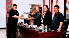 Bupati Samosir Vandiko T. Gultom menyampaikan Nota Pengantar Rancangan Perubahan Kebijakan Umum Anggaran (P-KUA) dan Rancangan Perubahan Prioritas Plafon Anggaran Sementara (P-PPAS) Tahun Anggaran 2026 dalam Rapat Paripurna DPRD Kabupaten Samosir, yang digelar di Gedung DPRD Kabupaten Samosir, Senin (07/09/2026).