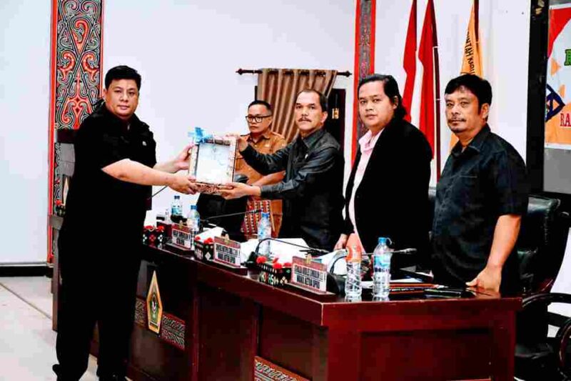 Bupati Samosir Vandiko T. Gultom menyampaikan Nota Pengantar Rancangan Perubahan Kebijakan Umum Anggaran (P-KUA) dan Rancangan Perubahan Prioritas Plafon Anggaran Sementara (P-PPAS) Tahun Anggaran 2026 dalam Rapat Paripurna DPRD Kabupaten Samosir, yang digelar di Gedung DPRD Kabupaten Samosir, Senin (07/09/2026).
