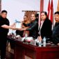 Bupati Samosir Vandiko T. Gultom menyampaikan Nota Pengantar Rancangan Perubahan Kebijakan Umum Anggaran (P-KUA) dan Rancangan Perubahan Prioritas Plafon Anggaran Sementara (P-PPAS) Tahun Anggaran 2026 dalam Rapat Paripurna DPRD Kabupaten Samosir, yang digelar di Gedung DPRD Kabupaten Samosir, Senin (07/09/2026).