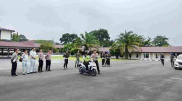 Sat Lantas Polres Pematangsiantar memberikan sosialisasi Safety Riding dan Safety Driving kepada personel Korem 022/PT untuk keselamatan berkendara.