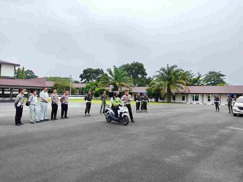 Sat Lantas Polres Pematangsiantar memberikan sosialisasi Safety Riding dan Safety Driving kepada personel Korem 022/PT untuk keselamatan berkendara.