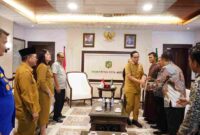 Wali Kota Medan Rico Tri Putra Bayu Waas saat menerima audiensi pengurus dan panitia Paroki Santo Padre Pio Medan Helvetia di Ruang Khusus Wali Kota Medan, Selasa (8/9/2026).