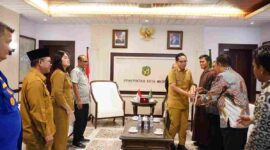 Wali Kota Medan Rico Tri Putra Bayu Waas saat menerima audiensi pengurus dan panitia Paroki Santo Padre Pio Medan Helvetia di Ruang Khusus Wali Kota Medan, Selasa (8/9/2026).