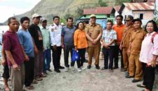 Bupati Samosir Vandiko T. Gultom turun langsung melihat kondisi masyarakat sekaligus meninjau titik pembangunan jaringan listrik di Dusun III Pinal dan Dusun II Bahal-bahal, Desa Hasinggaan, Selasa (8/9/2026).