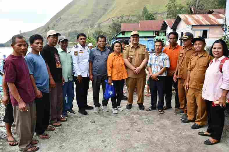 Bupati Samosir Vandiko T. Gultom turun langsung melihat kondisi masyarakat sekaligus meninjau titik pembangunan jaringan listrik di Dusun III Pinal dan Dusun II Bahal-bahal, Desa Hasinggaan, Selasa (8/9/2026).