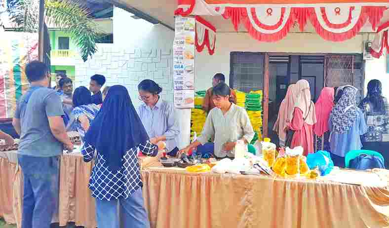 Pemkab Simalungun menggelar Gerakan Pangan Murah untuk menjaga stabilitas harga, mengendalikan inflasi, dan menyediakan pangan terjangkau.
