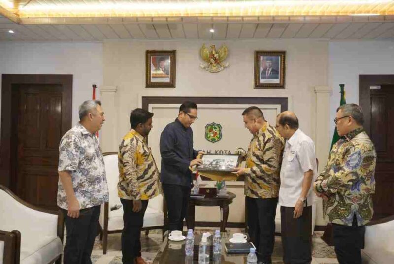 Rico Waas saat menerima audiensi pengurus Forkala Kota Medan di Balai Kota Medan, Jumat (11/9/2026).