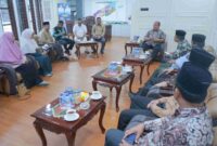 Bupati Asahan Taufik Zainal Abidin, S.Sos., M.Si., menerima audiensi Panitia Wisuda Sarjana Institut Agama Islam Daar Al Uluum Asahan Kisaran Angkatan XXXVI Tahun Akademik 2026/2027 di Ruang Kerja Bupati Asahan, Jumat (11/9/2026).