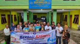 , jajaran SMSI bersama Bank Indonesia Kantor Perwakilan Pematangsiantar berbagi kasih dengan anak-anak Panti Asuhan Taruna Melati Muhammadiyah/Aisyiyah di Jalan Sumbawa, Kelurahan Bantan, Kecamatan Siantar Barat, Jumat (11/9/2026).