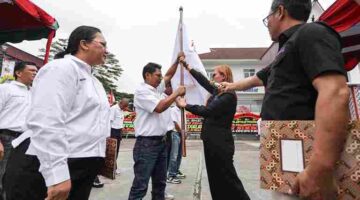 Ketua SMSI Siantar-Simalungun Periode 2026–2029, Rivay Nicholson Bakkara, saat menerima bendera Petaka dari Ketua SMSI Provinsi Sumatera Utara, Erris Julietta Napitupulu, Sabtu, 12 September 2026.