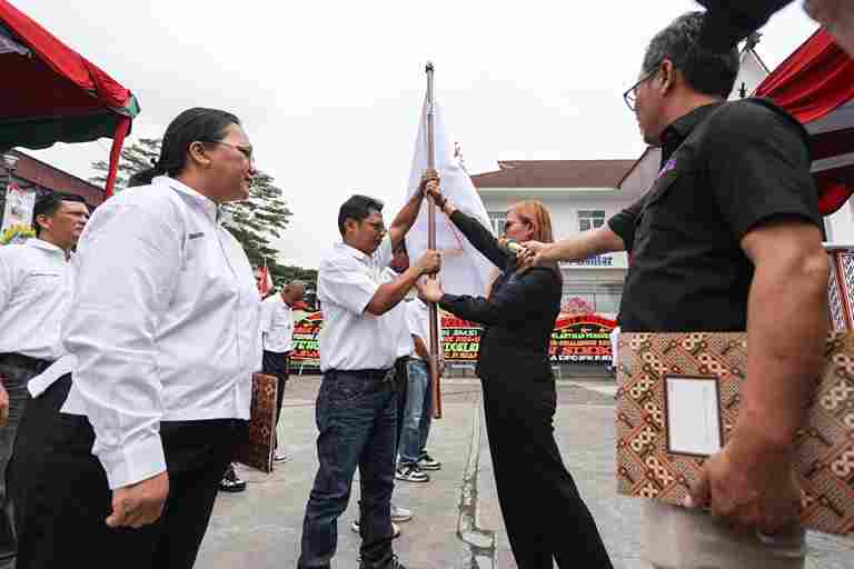 Ketua SMSI Siantar-Simalungun Periode 2026–2029, Rivay Nicholson Bakkara, saat menerima bendera Petaka dari Ketua SMSI Provinsi Sumatera Utara, Erris Julietta Napitupulu, Sabtu, 12 September 2026.