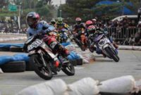 Para pembalap saat beradu di sirkuit tanjung pinggir.
