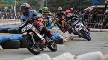 Para pembalap saat beradu di sirkuit tanjung pinggir.