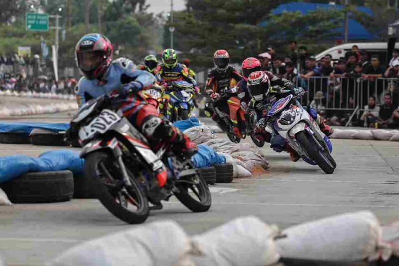 Para pembalap saat beradu di sirkuit tanjung pinggir.